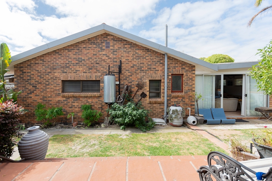 4 Bedroom Property for Sale in Middedorp Western Cape